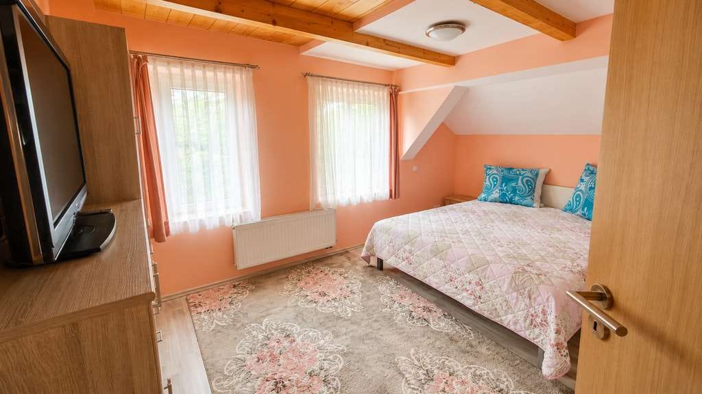 Immobilie in Julbach - Großzügiges Wohnhaus für Familie & Mehrgenerationenwohnen mit Nebengebäude in Julbach! - Bild 4