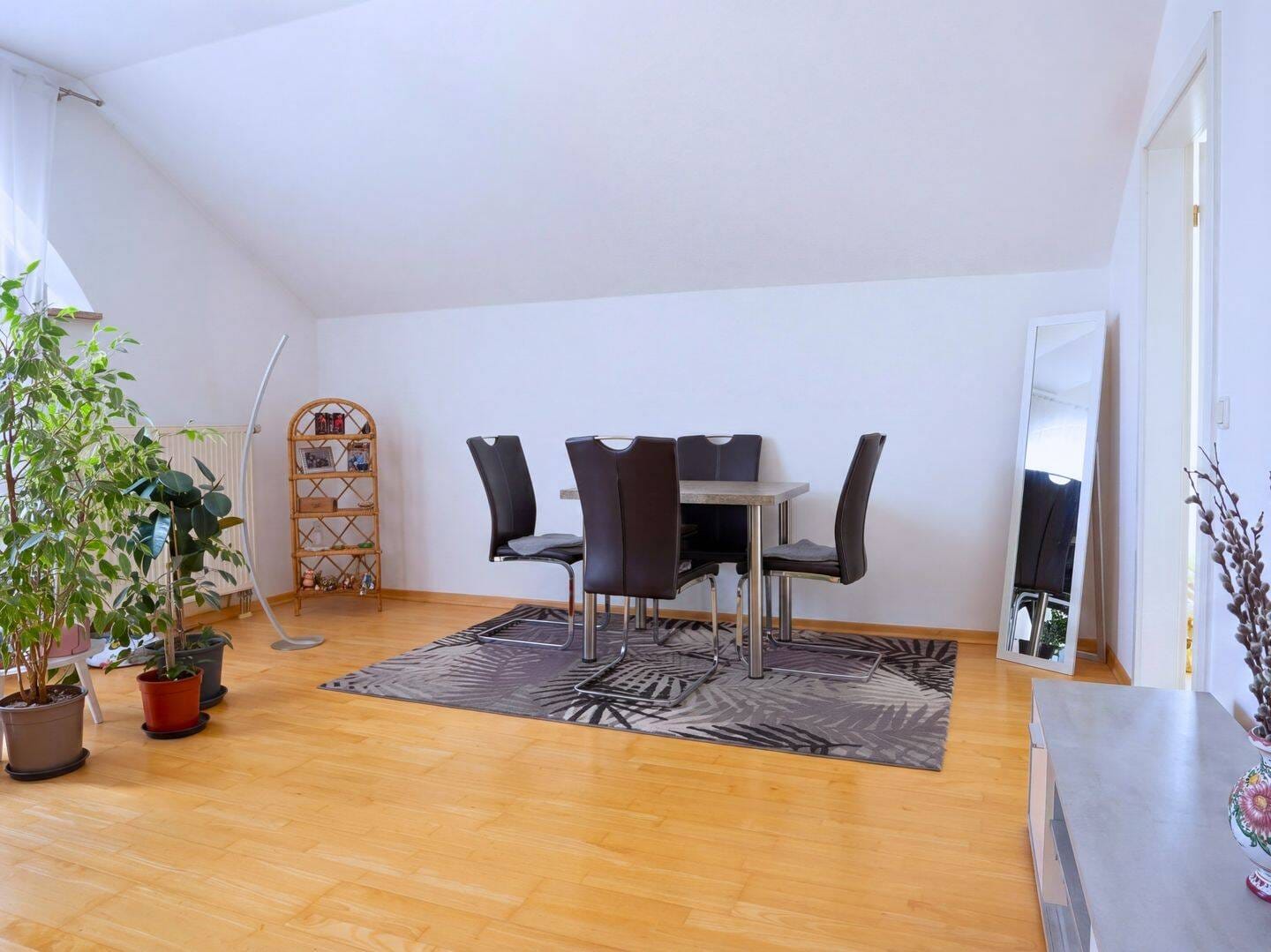 Immobilie in Niederaichbach - Attraktive 2-Zimmer-Dachgeschosswohnung mit Balkon - ein Zuhause zum Wohlfühlen - Bild 2