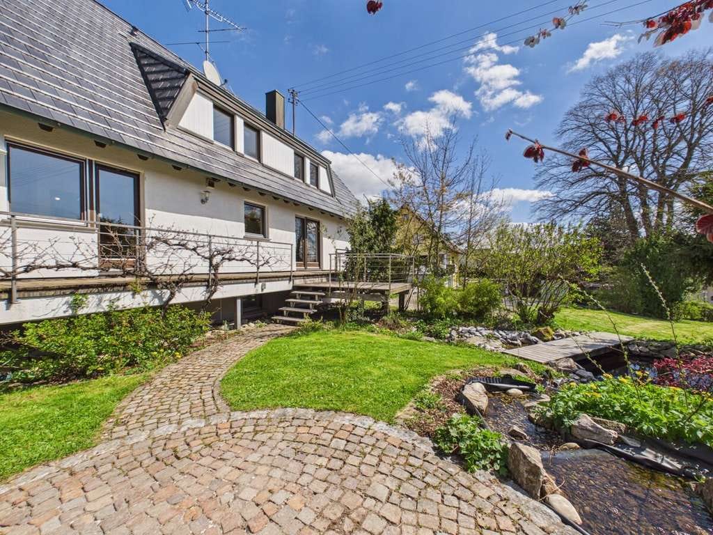 Immobilie in Bösingen - Zweifamilienhaus auf großem Grundstück in Bösingen - Bild 1
