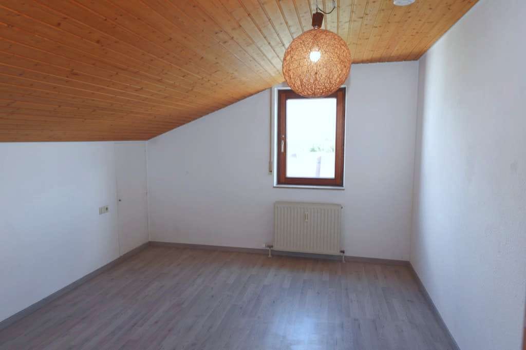 Immobilie in Schwieberdingen - Sofort Beziehbar : 2,5-Zimmer-Dachwohnung mit Loggia und Einzelgarage - Bild 4