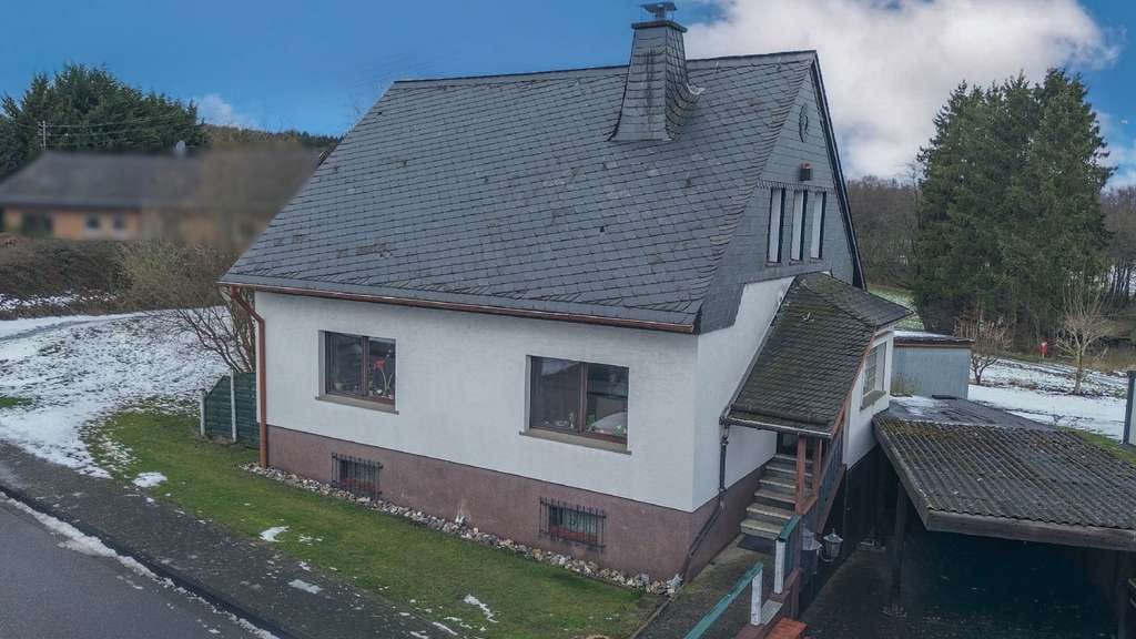 Immobilie in Horhausen (Westerwald) - Einfamilienhaus bei Horhausen mit stabilen Mieteinnahmen und weitläufigem Grundstück - Bild 0