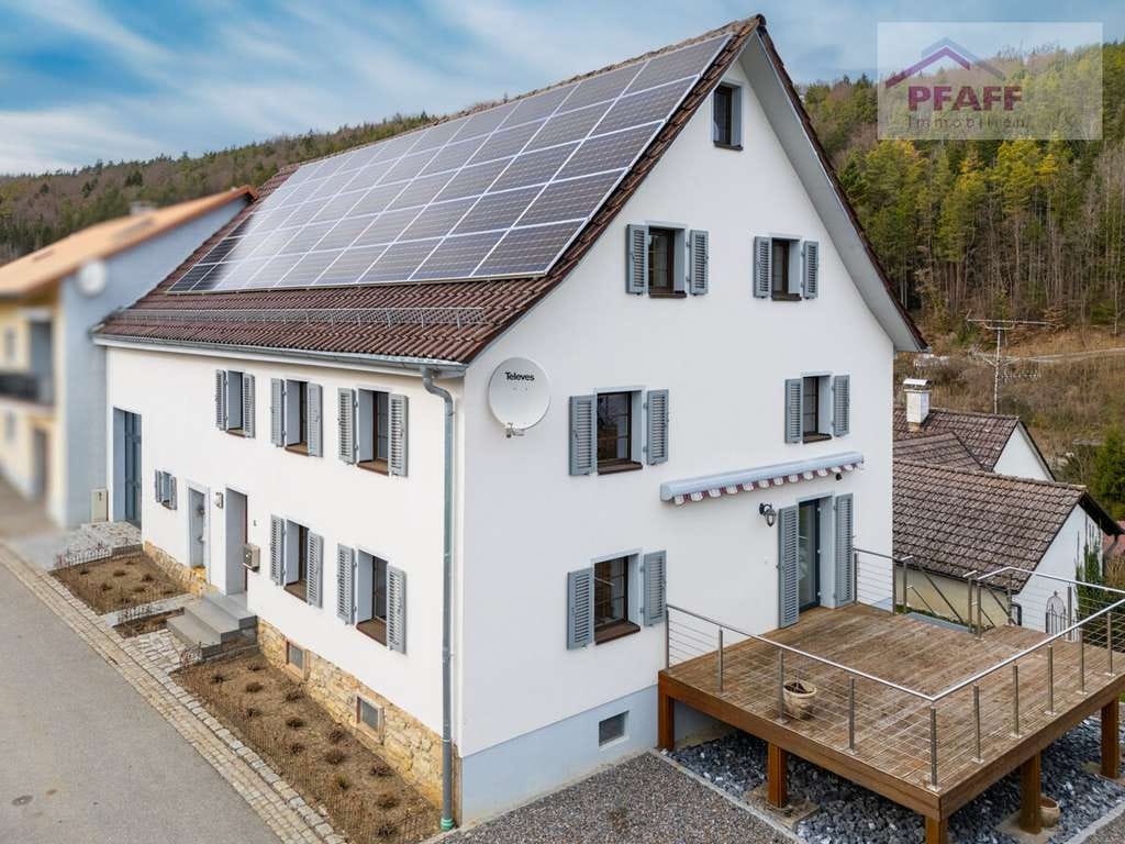 Immobilie in Tengen - Endlich ankommen? In Uttenhofen!
Kernsaniertes EFH, angebaut mit Brandschutzmauer an Nachbarhaus - Bild 1