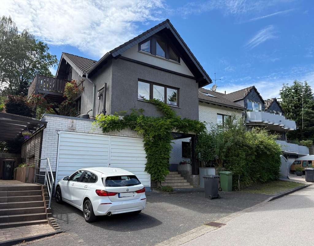 Immobilie in Kürten - Großzügig wohnen, Mieteinnahmen sichern – attraktives Mehrfamilienhaus mit Garten in Kürten - Bild 0