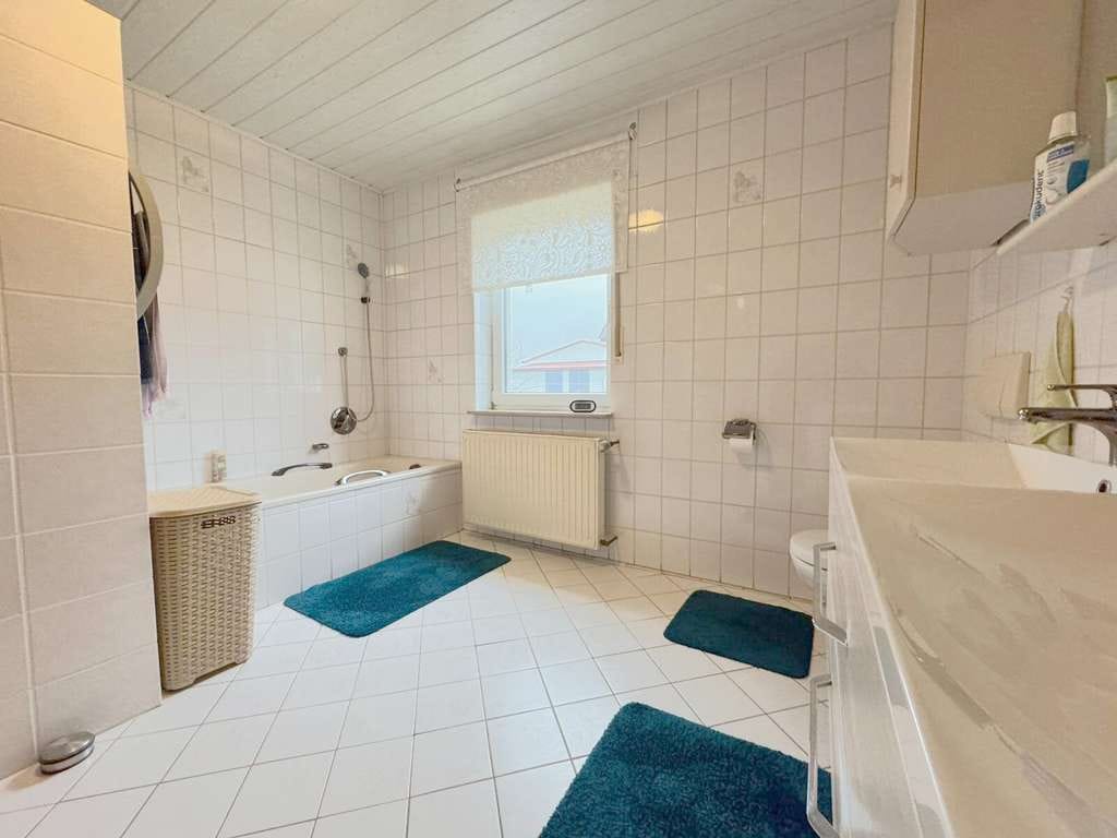 Immobilie in Homberg (Ohm) - Gepflegtes Zweifamilienhaus in zentraler Lage von Homberg/ Ohm - Bild 1