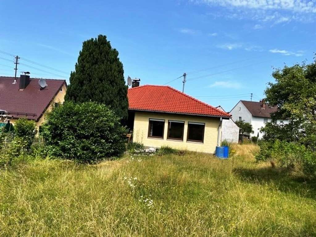 Immobilie in Neusäß - Bungalow mit zusätzlicher Baugenehmigung für eine Aufstockung - Bild 0