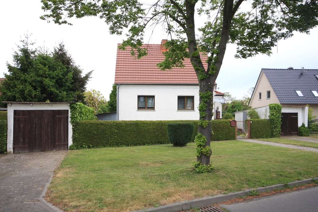 Immobilie in Wustermark - Interessantes Einfamilienhaus mit Gästehaus und Garagen in gefragter Lage in Wustermark - Bild 1