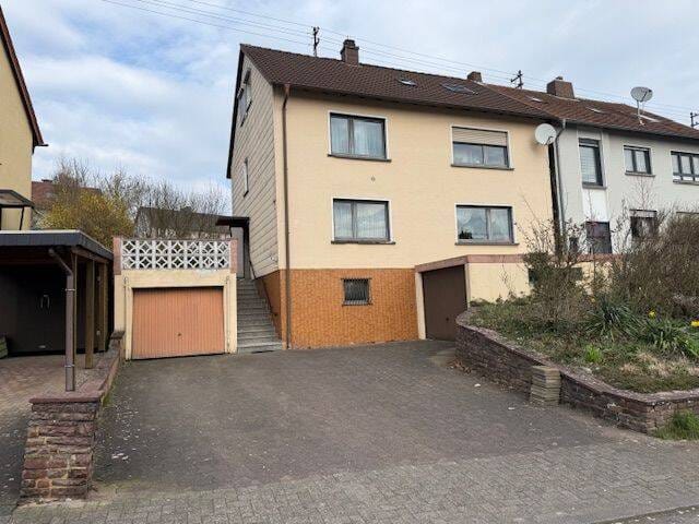 Immobilie in Friedrichsthal - Schönes Zweifamilienhaus mit Balkon und Terrasse in Friedrichsthal - Bild 0