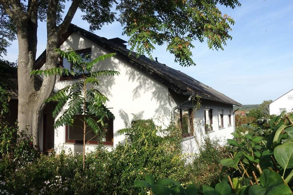 Immobilie in Idstein - Einfamilienhaus mit Einliegerwohnung (eigener Eingang) ca. 250 m² Wohnfläche - Bild 0