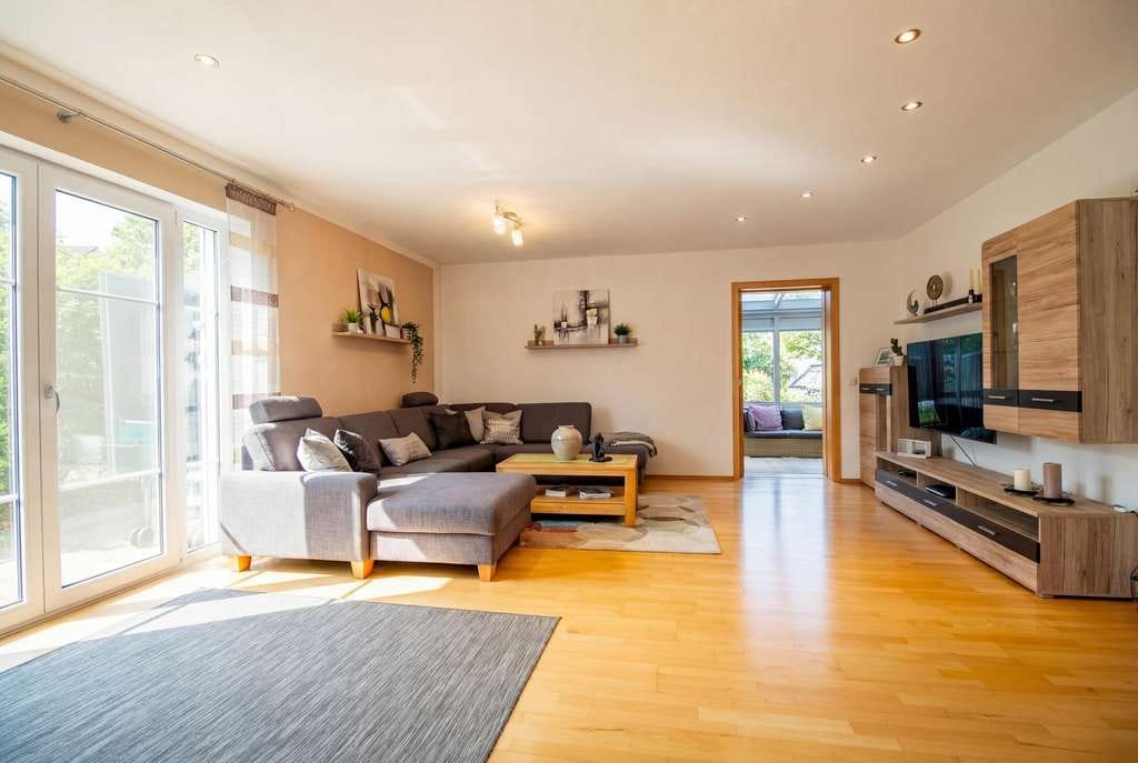 Immobilie in Affing - Wohnkomfort pur: Großzügiges Zuhause mit Wintergarten und Gartenidylle - Bild 1