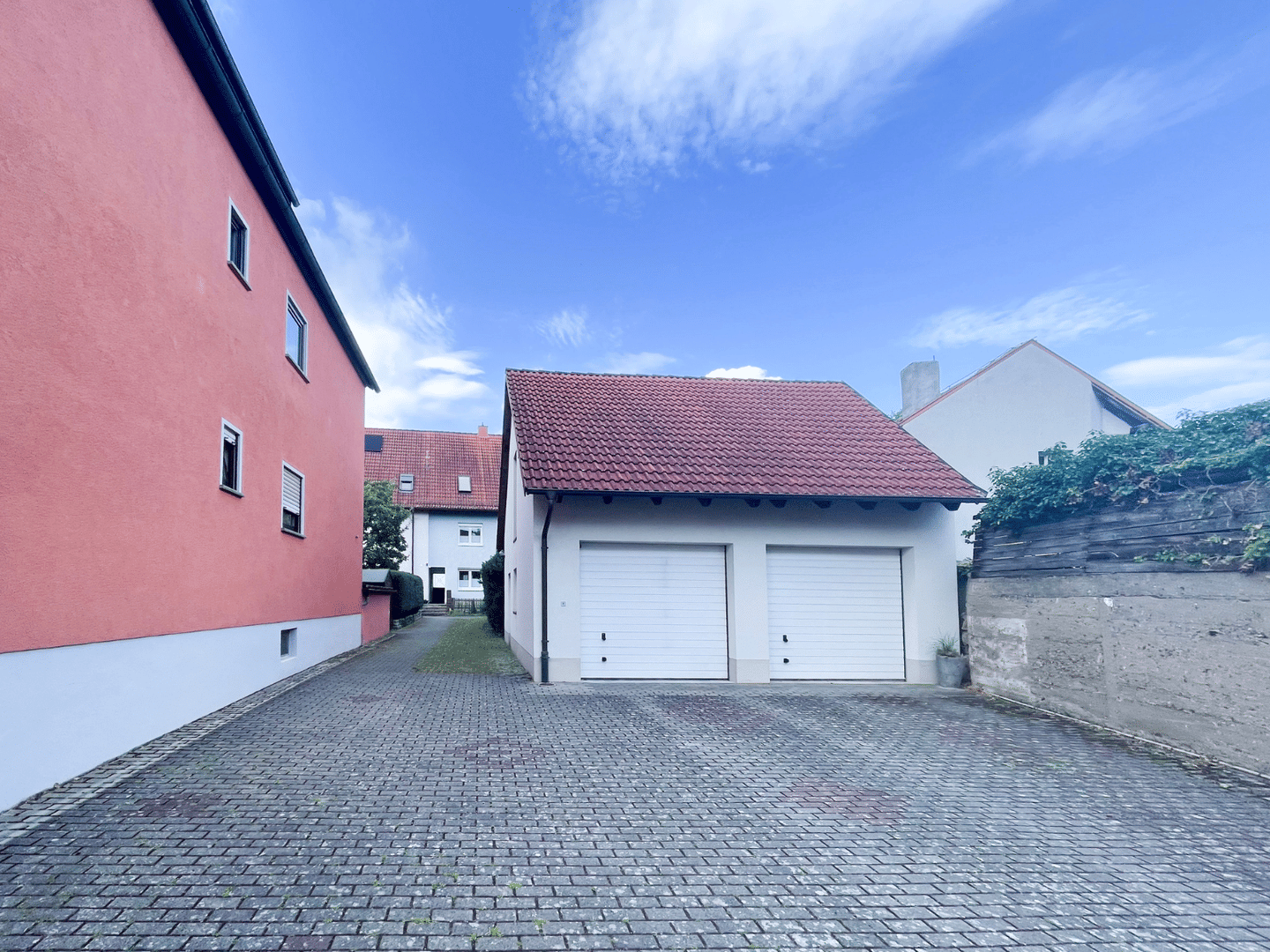 Immobilie in Grafenrheinfeld - Gepflegtes Mehrfamilienhaus mit zwei Wohneinheiten und Ausbaupotenzial in Grafenrheinfeld bei Schweinfurt - Bild 3
