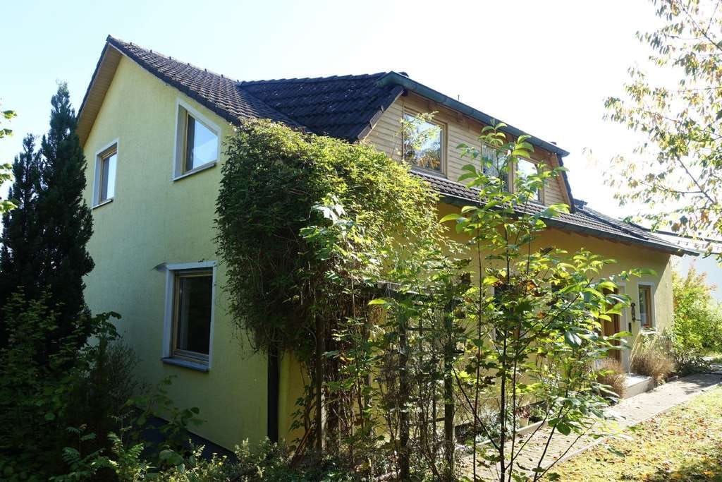 Immobilie in Velburg - Ein-/ Zweifamilienhaus in Hanglage mit Garage, Terrasse, Balkon, Loggia, EBK in Velburg bei Neumarkt - Bild 0