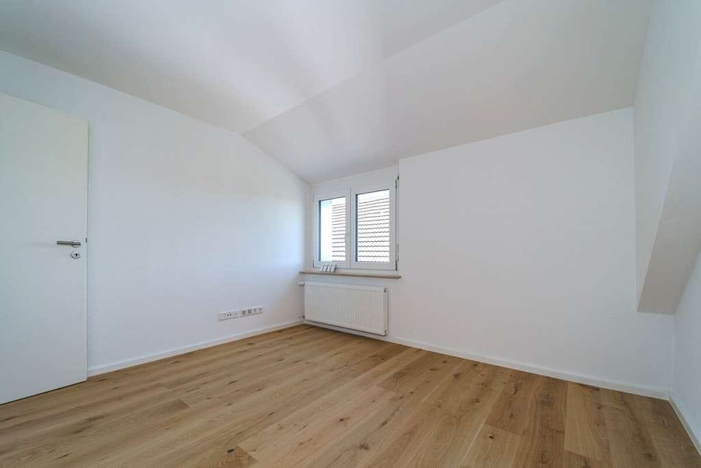 Immobilie in Volkertshausen - Renoviert, bezugsfrei, besonders - Großzügige Dachgeschosswohnung mit Balkon - Bild 5