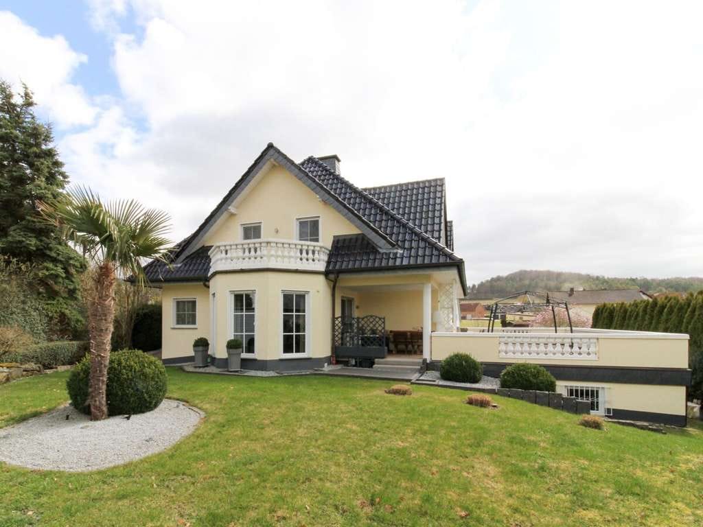 Immobilie in Eiterfeld - Repräsentatives Einfamilienhaus mit Einliegerwohnung in Eiterfeld-Leimbach - Bild 1