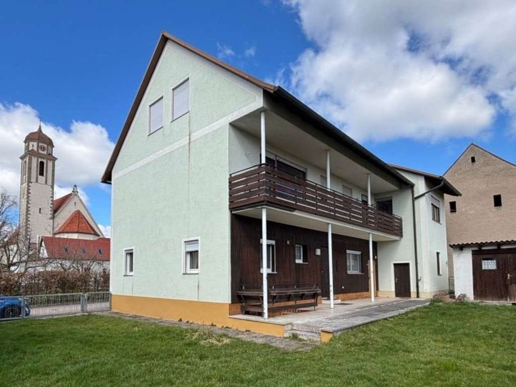 Immobilie in Bechhofen - Großzügiges Zweifamilienhaus mit Potential, Garten und Garage im Zentrum von Bechhofen - Bild 0