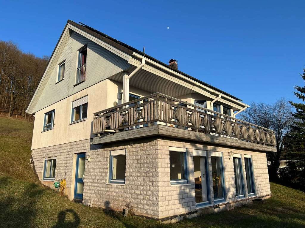 Immobilie in Schlüchtern - * RESERVIERT * Gepflegtes Haus mit Einliegerwohnung am Hang mit herrl. Fernblick und in Waldrandlage - Bild 0