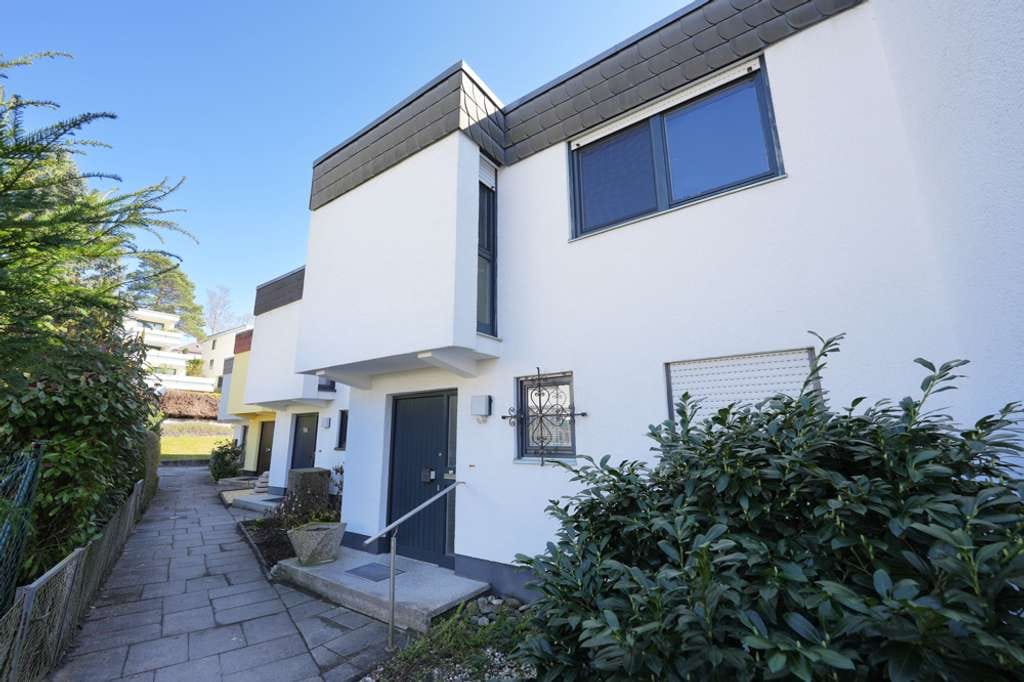 Immobilie in Coburg - Gemütliches Reihenhaus in schöner Stadtrandlage in Coburg, nahe Wirtsgrund (Renovierungsbedürftig) - Bild 1