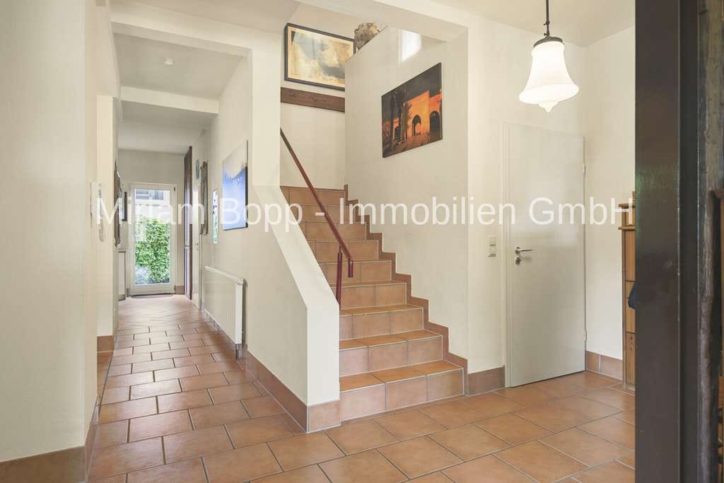 Immobilie in Tiefenbronn - Haus mit Geschichte und viel Platz – ca. 251 m² Wohnfläche, Südterrasse, Garten und großer Carport - Bild 3
