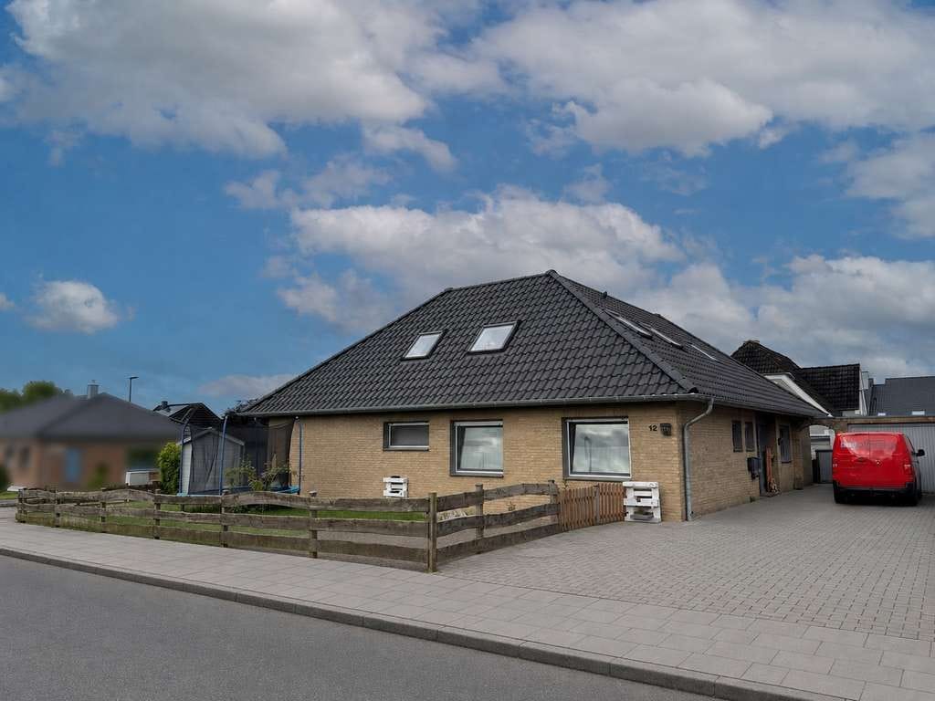 Immobilie in Glücksburg - +++ GLÜCKSBURG! - Einfamilienhaus mit sanierter Einliegerwohnung, Garage und Teilkeller in guter Wo - Bild 0