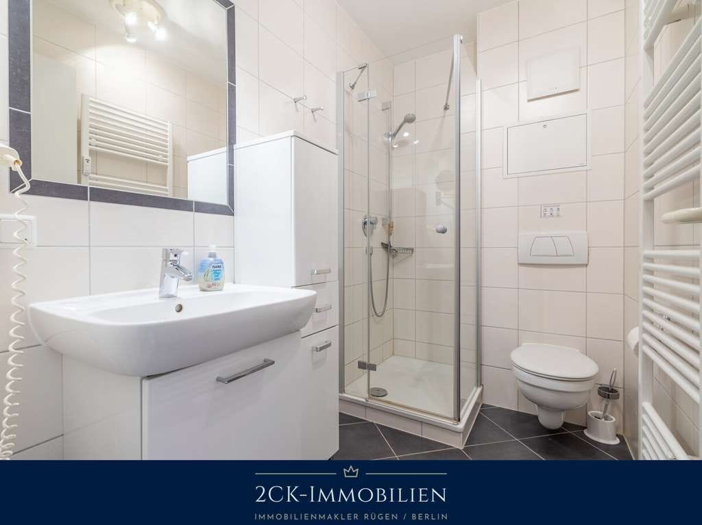 Immobilie in Sellin - Bezugsfertiges, modernes Ferien-Apartment im Seepark Sellin: Voll möbliert, Loggia & TG-Stellplatz! - Bild 1