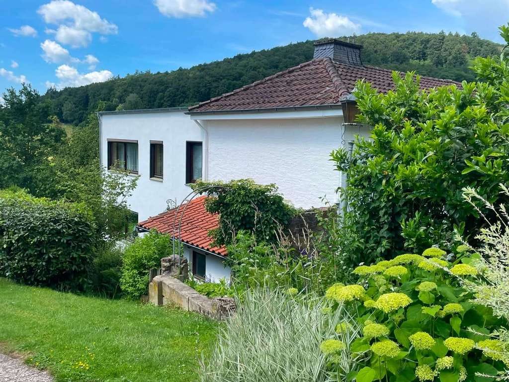 Immobilie in Schieder-Schwalenberg - Großzügiges Zweifamilienhaus in charmanter Lage zwischen Feld und Waldrand in Schieder-Glashütte - Bild 2
