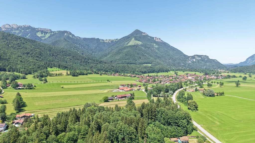 Immobilie in Schleching - Stilechtes Chiemgauer Bauernsacherl mit modernster Technik und 360Grad Alpenpanorama - Bild 2