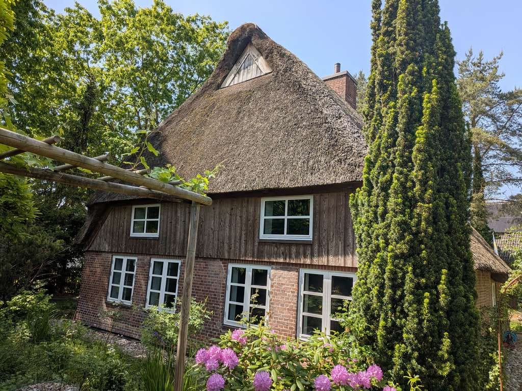 Immobilie in Kremperheide - Charmantes kernsaniertes Reetdachhaus mit moderner Technik und liebevoll angelegtem Garten - Bild 0