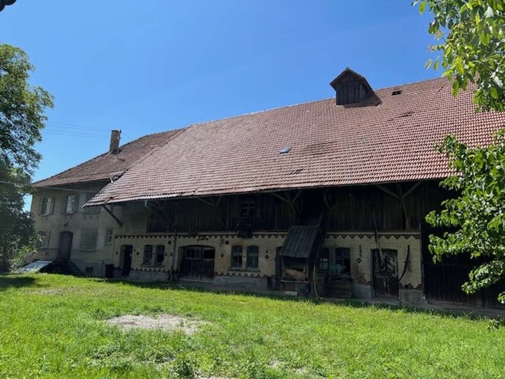Immobilie in Bodnegg - Ehemaliges landwirtschaftliches Anwesen mit Nebengebäuden zwischen Wiesen/Hopfenfeldern bei Bodnegg! - Bild 5