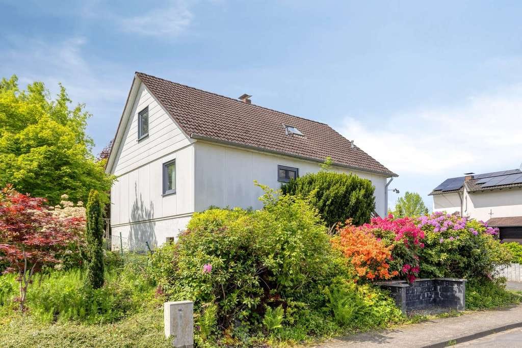 Immobilie in Eitorf - Einfamilienhaus mit Potenzial auf 522 m² Grundstück – Ihr Familienprojekt in bevorzugter Lage! - Bild 2