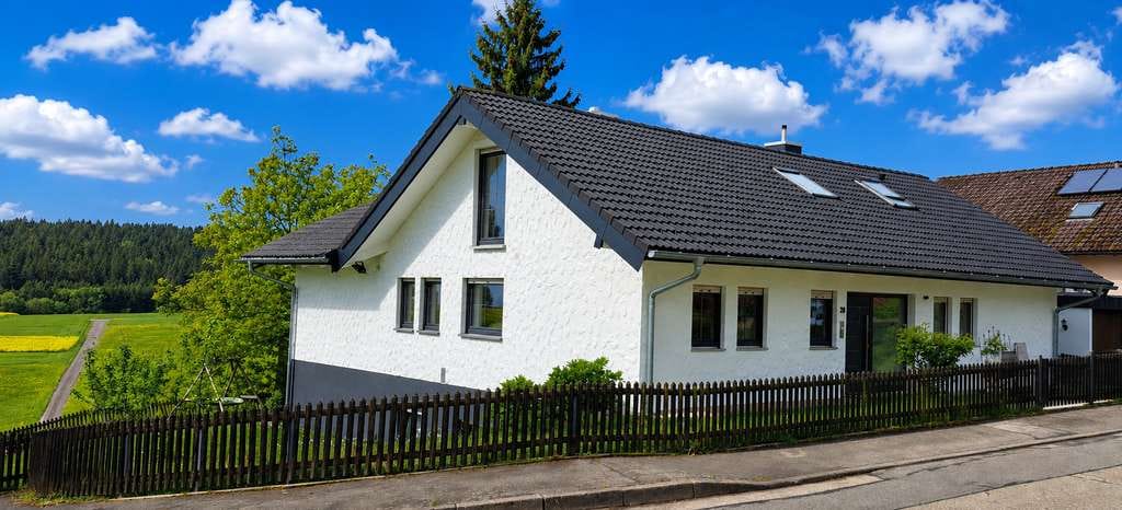 Immobilie in Pfalzgrafenweiler - Viel Platz für die Familie – modernisiertes Haus mit Einliegerwohnung in ruhiger Lage Herzogsweilers - Bild 1