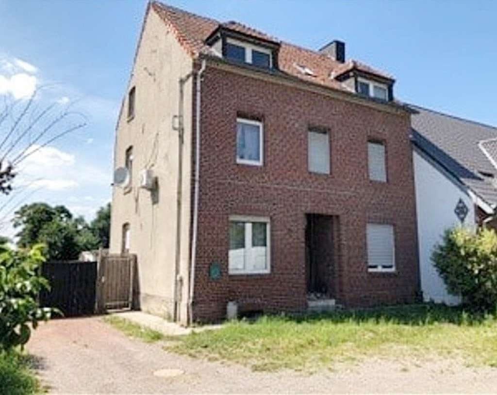 Immobilie in Nettetal - PROVISIONSFREI für Erwerber (Zwangsversteigerung): Haus mit 3 Wohnungen, 4 Garagen und potenziellem - Bild 0