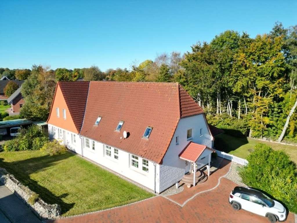Immobilie in Dörpling - Ehemalige, modernisierte Dorfschule mit Doppelhauskonzept auf idyllischem Grundstück in Dörpling b.  - Bild 1