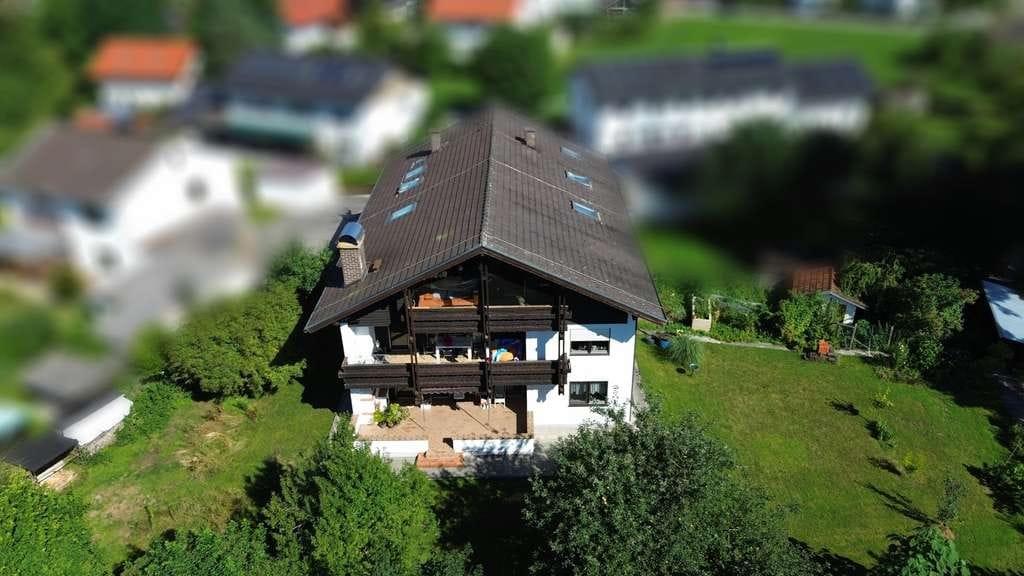 Immobilie in Emmerting - So groß wie ein eigenes Haus - Obergeschosswohnung mit sonnigem Südostbalkon und Gartenmitbenutzung - Bild 2