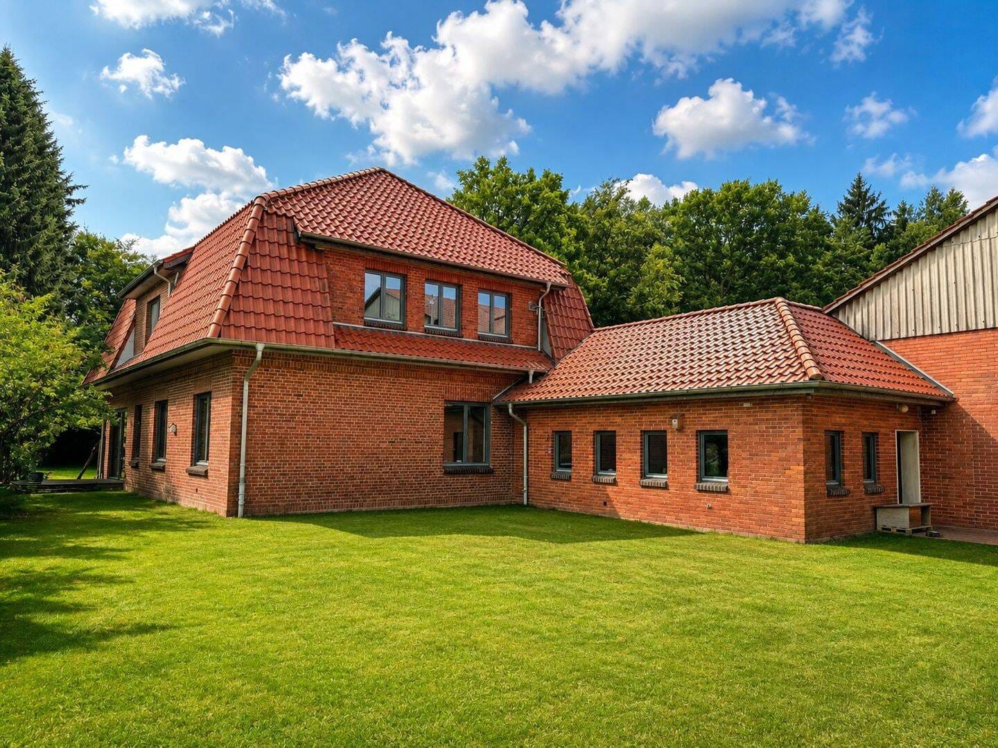 Immobilie in Sudwalde - Zur Ruhe kommen auf Ihrer "Insel im Grünen": Top saniertes Landhaus mit großen Scheunen - Bild 3