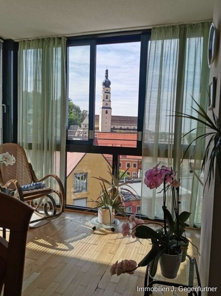 Immobilie in Deggendorf - Ideal zentral ! 2 - Zimmer Eigentumswohnung mit herrlichem Ausblick in Deggendorf. - Bild 1