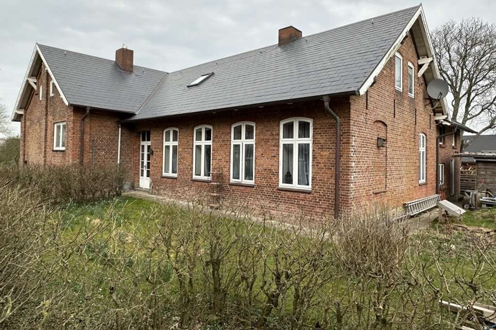 Immobilie in Dagebüll - Zwei verbundene Wohnhäuser auf großem Grundstück nah der Nordsee in 25899 Dagebüll - Bild 2
