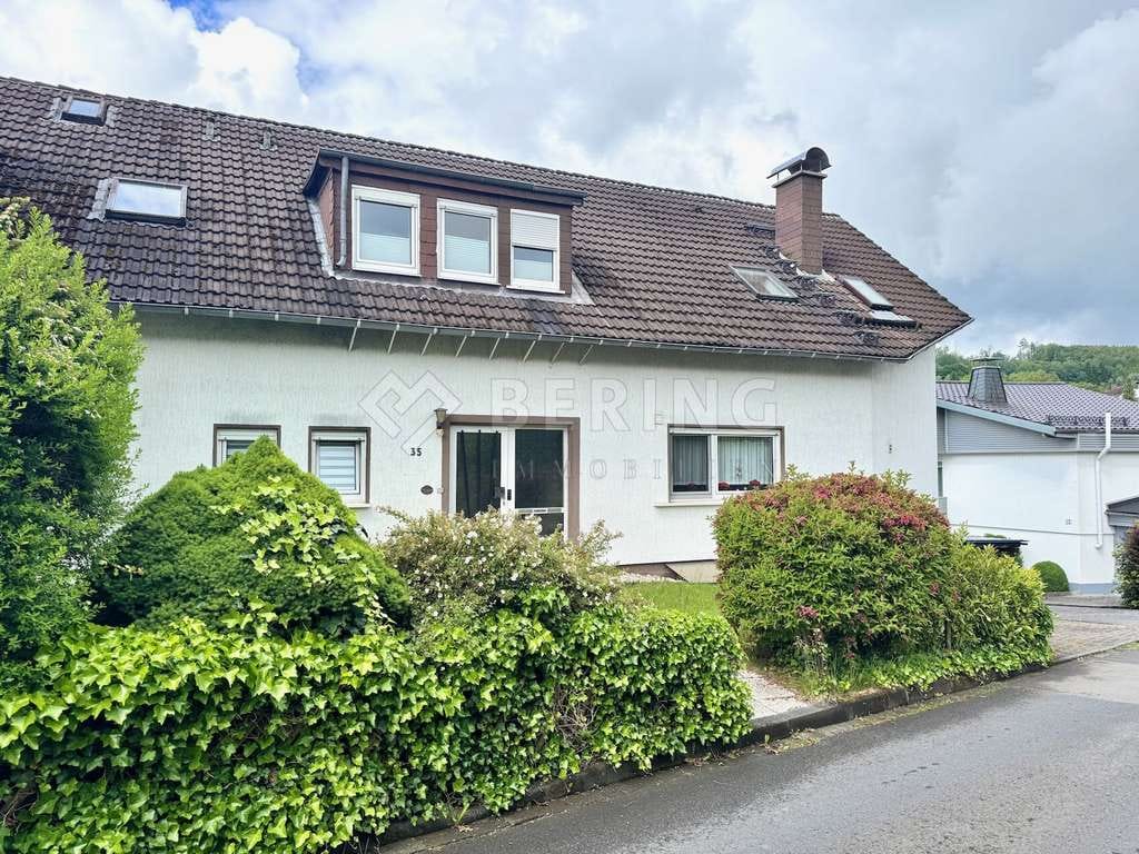 Immobilie in Netphen - DACHGESCHOSSWOHNUNG MIT ZWEI (!) GARAGEN UND CARPORT  I  NETPHEN - Bild 2