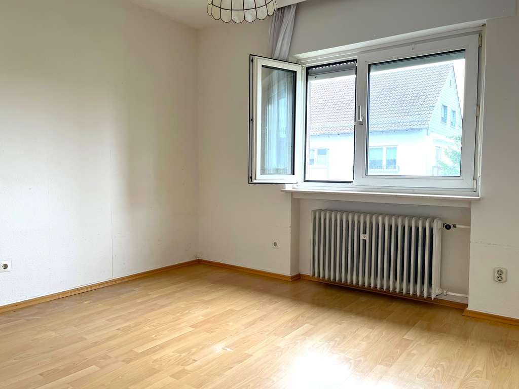 Immobilie in Egelsbach - Charmantes Zweifamilienhaus auf großzügigem Grundstück in Egelsbach - Bild 2