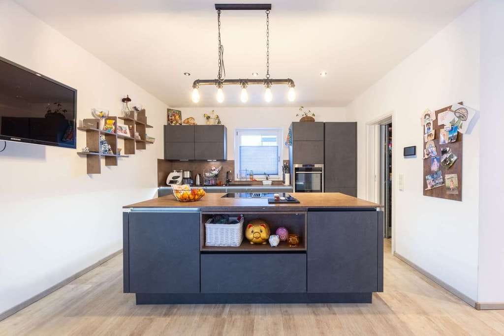 Immobilie in Tittmoning - Modernes Einfamilienhaus von 2019 mit Garten und Doppelgarage - Bild 3