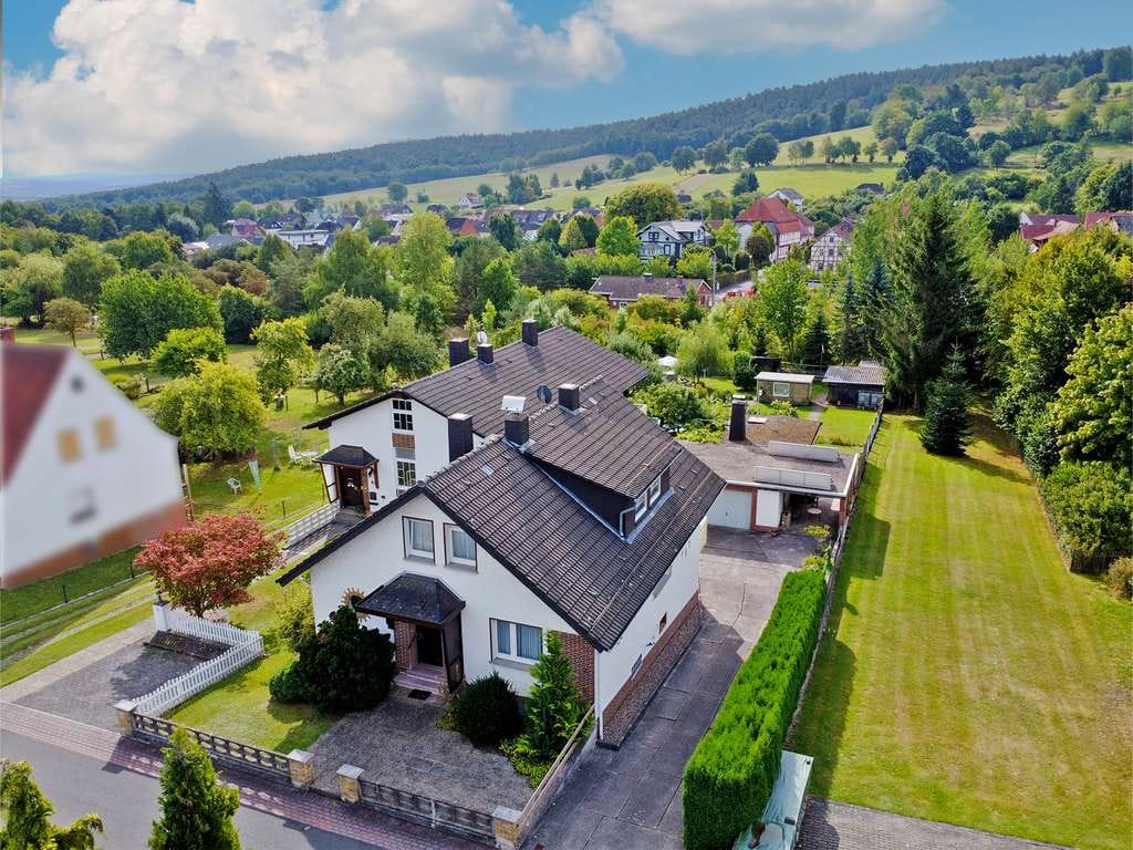 Immobilie in Wildeck - Familienfreundlich und flexibel - zwei Einfamilienhäuser mit großem Garten und Ensemblecharakter - Bild 1