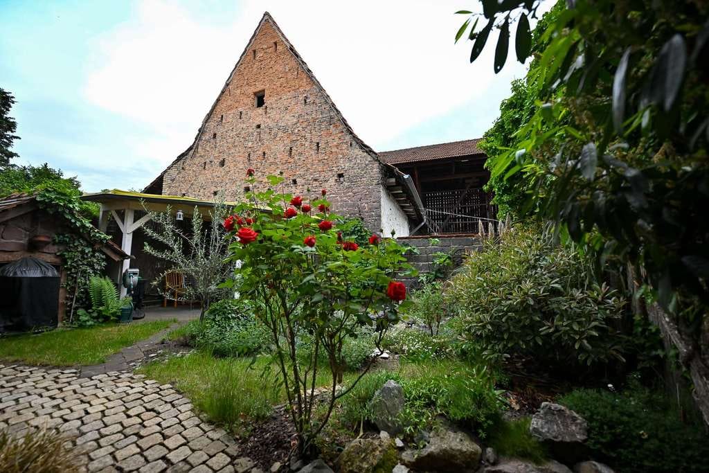 Immobilie in Walldorf - Ruhige Gartenidylle mitten in Walldorf – saniertes Zweifamilienhaus mit Maisonette-Wohnung - Bild 0