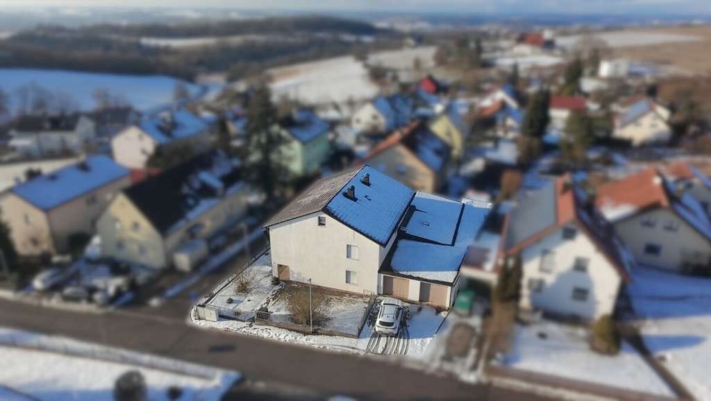 Immobilie in Regensburg - Renovierungsbedürftiges Zweifamilienhaus mit flexiblen Nutzungsmöglichkeiten in ruhiger Traumlage! - Bild 2