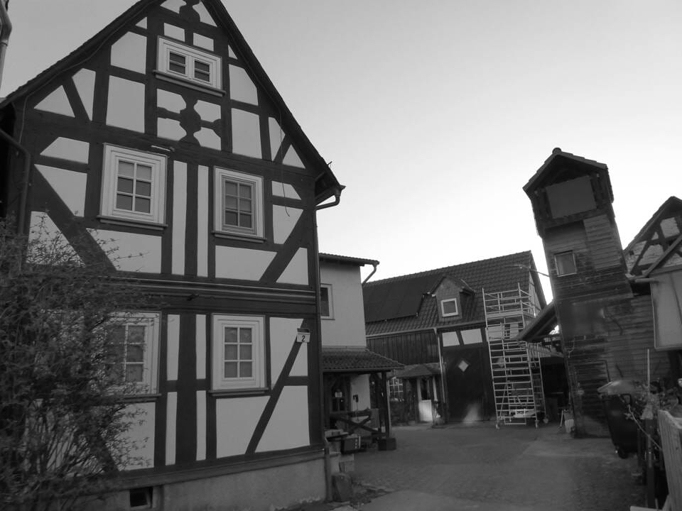 Immobilie in Solms - Charmantes Fachwerk-Zweifamilienhaus mit Hof, Nebengebäude und großem Garten in Oberndorf! - Bild 0