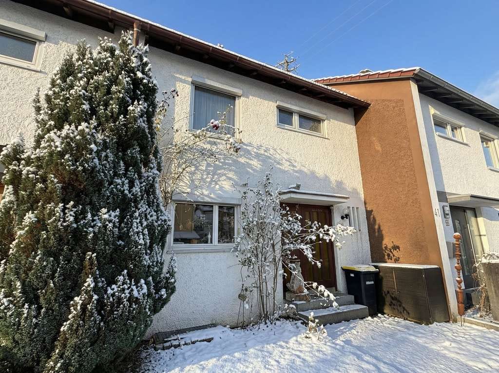 Immobilie in Isny im Allgäu - Charmantes Reihenmittelhaus mit Renovierungspotenzial im idyllischen Isny im Allgäu - Bild 1