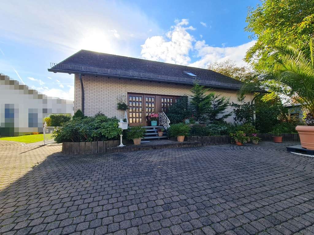 Immobilie in Schöneck - Viel Wohnfläche ♦ Einliegerwohnung ♦ ruhige Lage ♦ gute Infrastruktur - Bild 0