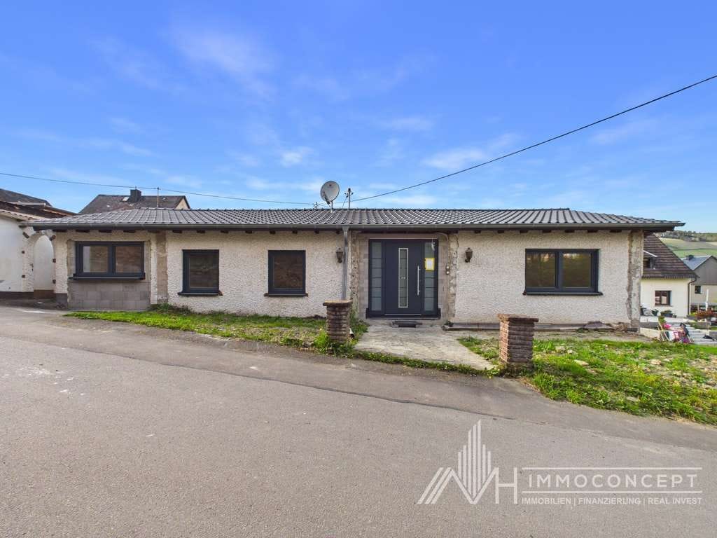 Immobilie in Maring-Noviand - Stilvoll sanierter Bungalow | modernste Technik | Wohnen am Waldrand | 54484 Maring-Noviand - Bild 0