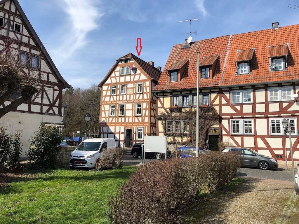 Immobilie in Schotten - Dreiseitig freistehend mit Vorgarten - MFH in Schotten - Bild 2