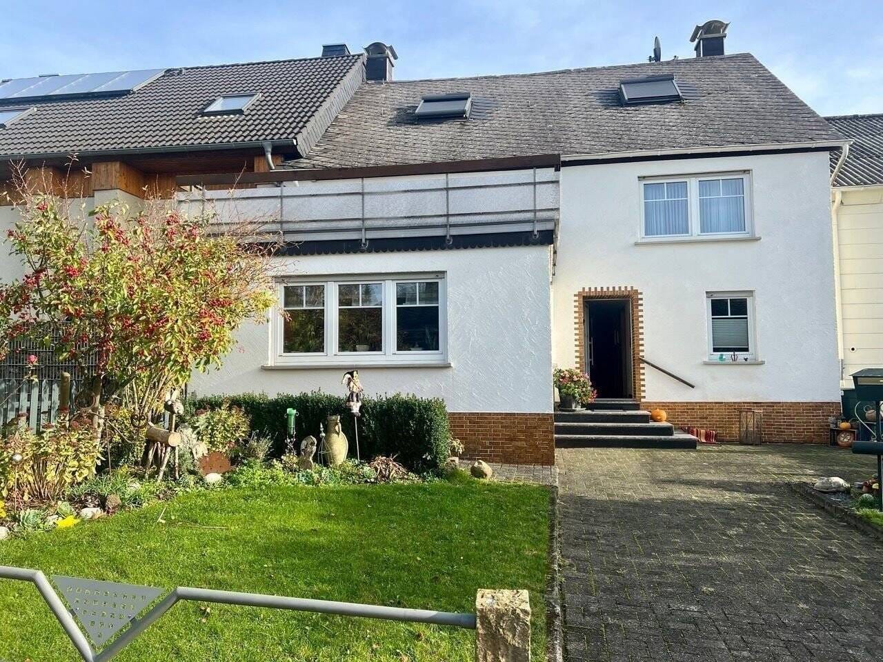 Immobilie in Arzfeld - Großzügiges Einfamilienhaus mit viel Potenzial in Arzfeld zu verkaufen - Bild 2