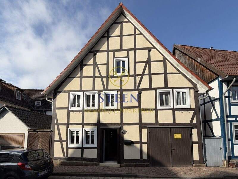 Immobilie in Bad Arolsen - Sehr Gepflegtes Fachwerkhaus als EFH oder  Kapital-Anlage MFH mit  2 WE Garage /Terrasse/ Balkon (VB) - Bild 0