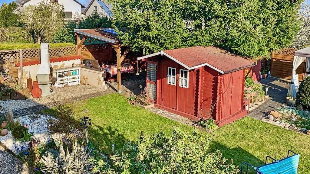 Immobilie in Wettenberg - Exklusives Zweifamilienhaus mit Wintergarten, Außenpool und Ausbaupotenzial in Wettenberg-Wißmar - Bild 2