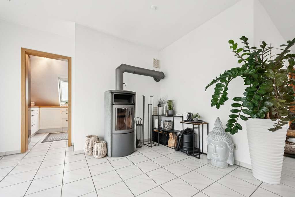 Immobilie in Haibach - „Wie im eigenen Haus“ 
Exklusive Dachgeschosswohnung mit Balkon 
                 und Kaminofen in - Bild 2